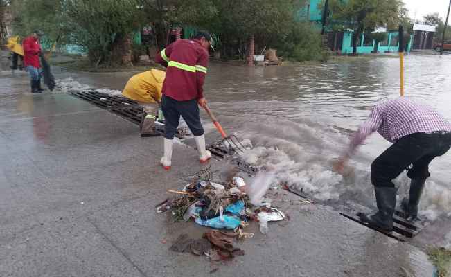 Intensas lluvias en Nuevo Laredo dejan vehículos varados y calles inundadas