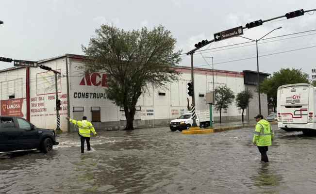 Intensas lluvias en Nuevo Laredo dejan vehículos varados y calles inundadas
