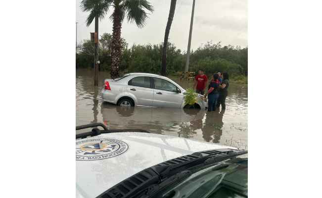 Intensas lluvias en Nuevo Laredo dejan vehículos varados y calles inundadas