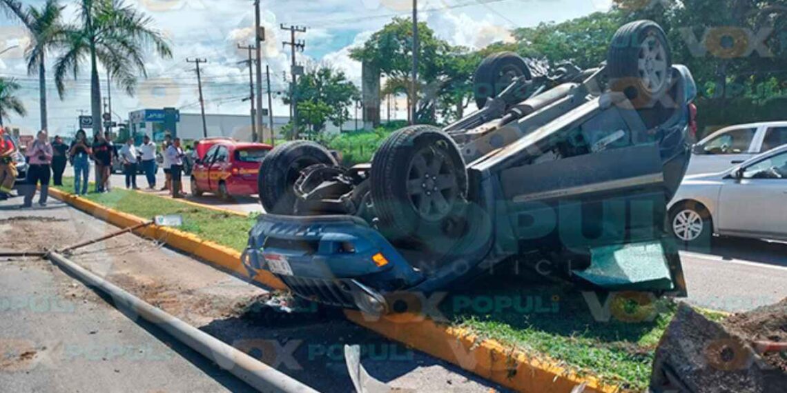 Jeep vuelca tras colisionar con un taxi en la Avenida Hidalgo de Tampico, Tamaulipas