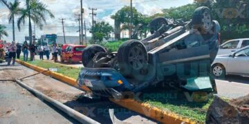 Jeep vuelca tras colisionar con un taxi en la Avenida Hidalgo de Tampico, Tamaulipas
