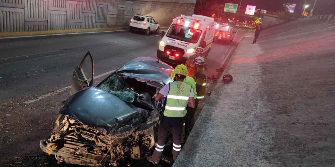Joven conductor fallece al chocar contra muro en Avenida Morones Prieto de Guadalupe, NL