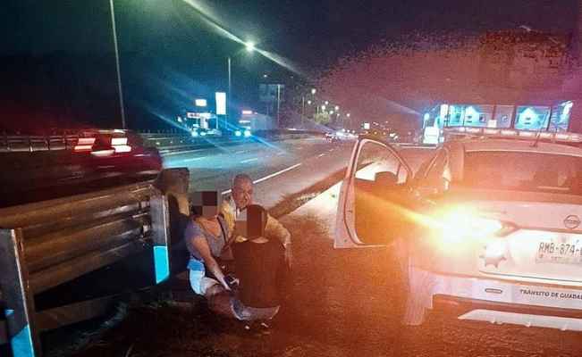 Joven intenta lanzarse al paso de los vehículos en Guadalupe y la rescatan Agentes de Tránsito