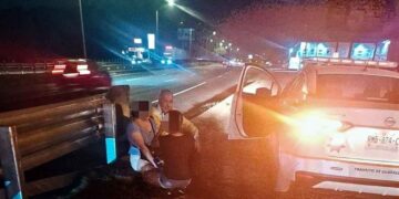 Joven intenta lanzarse al tráfico en Guadalupe y la rescatan agentes de Tránsito