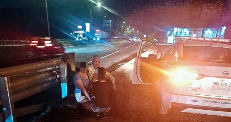 Joven intenta lanzarse al tráfico en Guadalupe y la rescatan agentes de Tránsito
