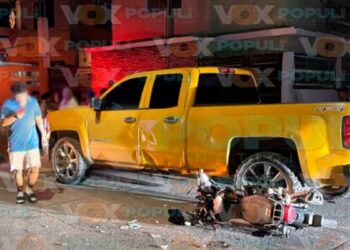 Jovencito en motocicleta se impacta con camioneta y termina gravemente lesionado en Tampico, Tamaulipas