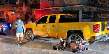 Jovencito en motocicleta se impacta con camioneta y termina gravemente lesionado en Tampico, Tamaulipas