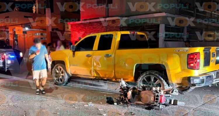 Jovencito en motocicleta se impacta con camioneta y termina gravemente lesionado en Tampico, Tamaulipas