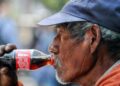 Más de 40 mil muertes al año: activistas piden mayor impuesto a bebidas azucaradas y tabaco