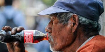 Más de 40 mil muertes al año: activistas piden mayor impuesto a bebidas azucaradas y tabaco