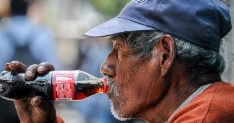 Más de 40 mil muertes al año: activistas piden mayor impuesto a bebidas azucaradas y tabaco