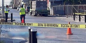 Masculino muere al ser embestido por camión de carga en Monterrey, NL