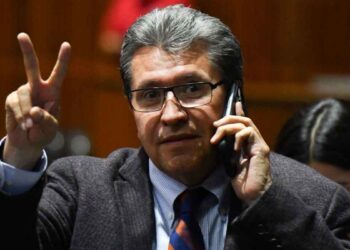 Monreal sorprendió al revelar en clase un inesperado cambio de bancada en San Lázaro