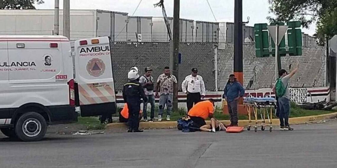 Motocicleta embestida en Juárez