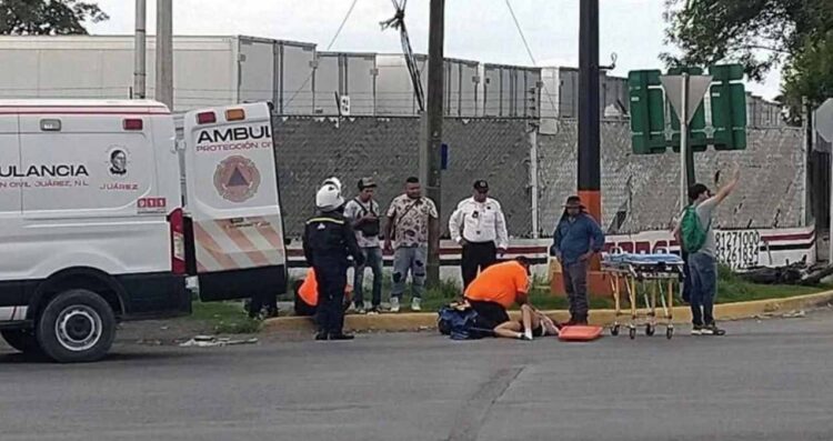 Motocicleta embestida en Juárez