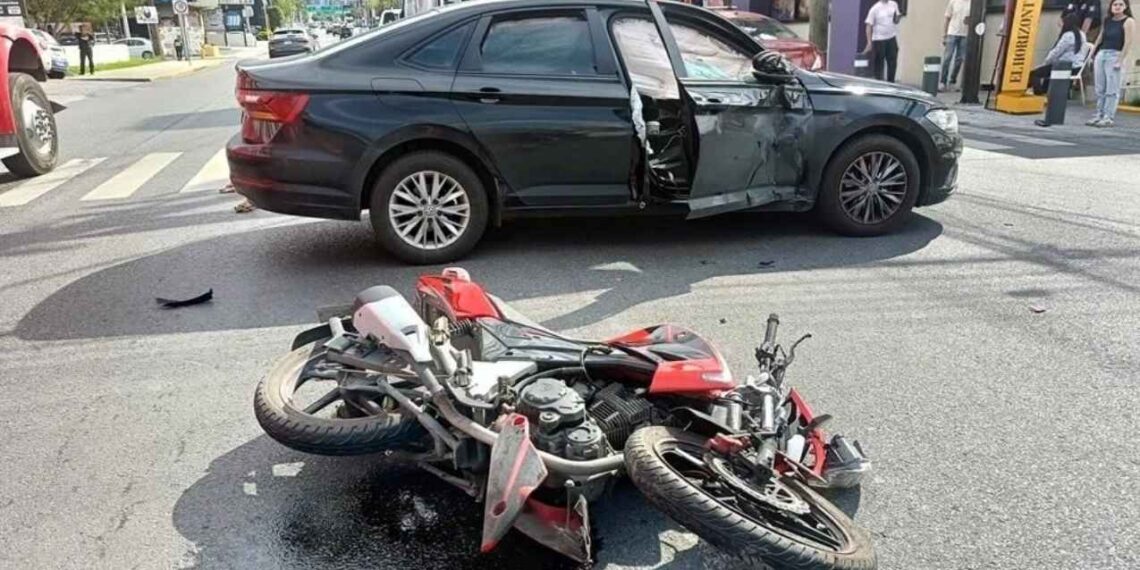 motociclista lesionado semáforo San Pedro