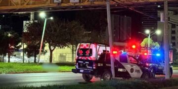 Mujer muere al ser embestida por un vehículo tras intentar cruzar una avenida en Monterrey, NL