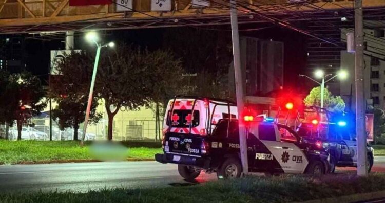 Mujer muere al ser embestida por un vehículo tras intentar cruzar una avenida en Monterrey, NL