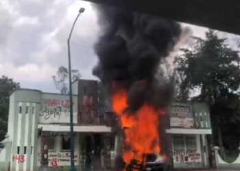Normalistas derriban puerta del Campo Militar 1 en la Ciudad de México en protesta por el Caso Ayotzinapa
