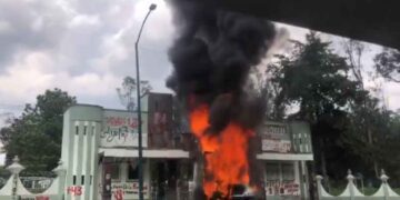 Normalistas derriban puerta del Campo Militar 1 en la Ciudad de México en protesta por el Caso Ayotzinapa