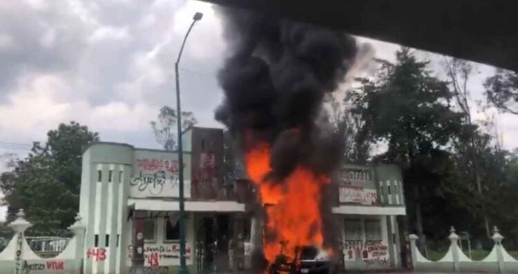 Normalistas derriban puerta del Campo Militar 1 en la Ciudad de México en protesta por el Caso Ayotzinapa