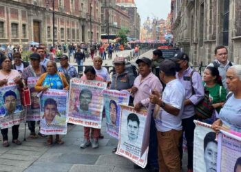 Padres de los 43 normalistas de Ayotzinapa sostienen reunión con Claudia Sheinbaum en el Palacio Nacional