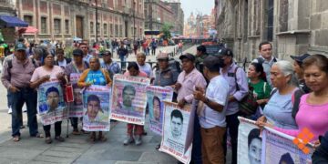 Padres de los 43 normalistas de Ayotzinapa sostienen reunión con Claudia Sheinbaum en el Palacio Nacional