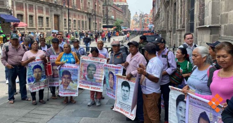 Padres de los 43 normalistas de Ayotzinapa sostienen reunión con Claudia Sheinbaum en el Palacio Nacional