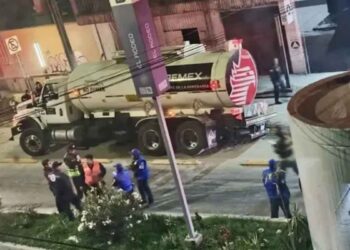 pipa de Pemex socavón Iztacalco