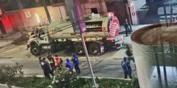 pipa de Pemex socavón Iztacalco