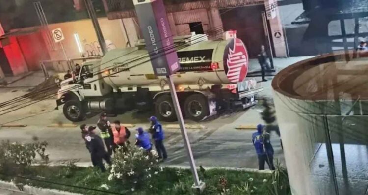 pipa de Pemex socavón Iztacalco