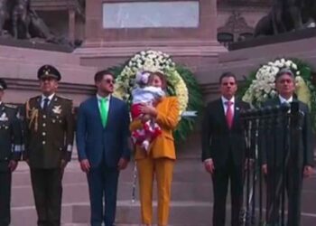 Samuel García lidera el desfile en Nuevo León en compañía de su esposa, Mariana Rodríguez