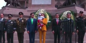 Samuel García lidera el desfile en Nuevo León en compañía de su esposa, Mariana Rodríguez