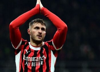 Santi Giménez sigue en Milan