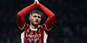 Santi Giménez sigue en Milan