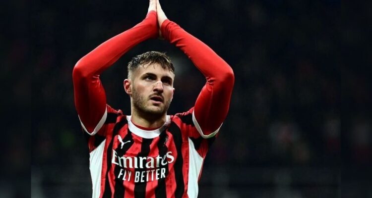 Santi Giménez sigue en Milan