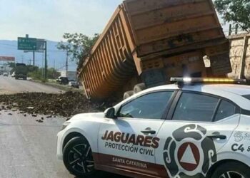 Se desprende caja de tráiler cargada de chatarra y genera caos vial en Santa Catarina, Nuevo León