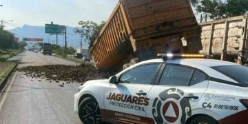 Se desprende caja de tráiler cargada de chatarra y genera caos vial en Santa Catarina, Nuevo León
