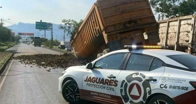 Se desprende caja de tráiler cargada de chatarra y genera caos vial en Santa Catarina, Nuevo León