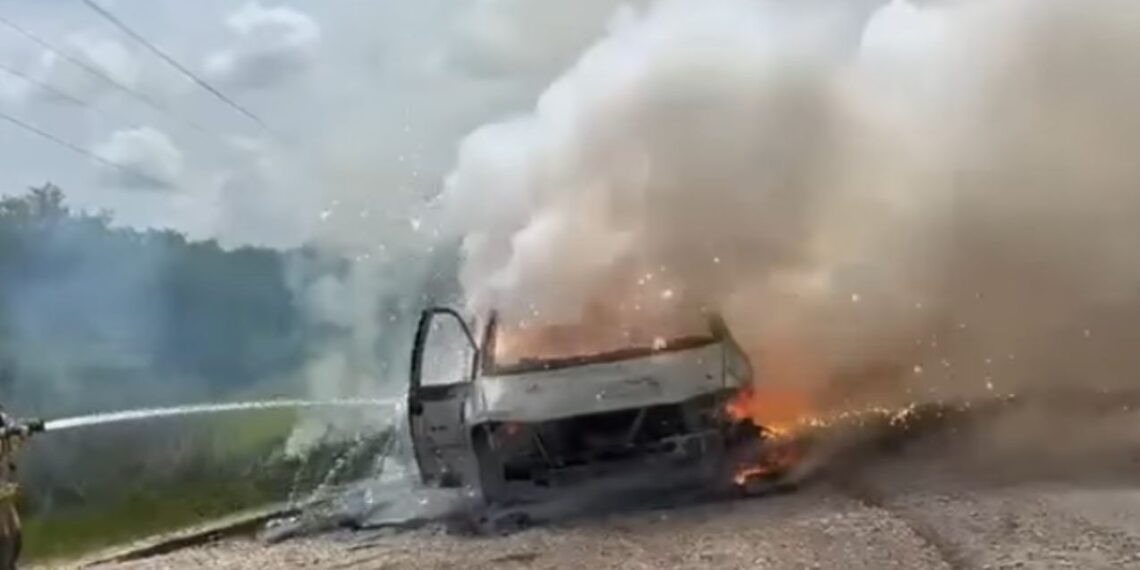 Se incendia camioneta Soto la Marina a Aldama