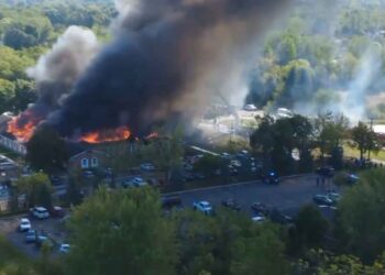 Se incendia iglesia mormona en Michigan tras tiroteo que dejó varios heridos | VIDEOS