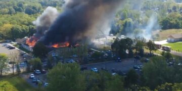 Se incendia iglesia mormona en Michigan tras tiroteo que dejó varios heridos | VIDEOS