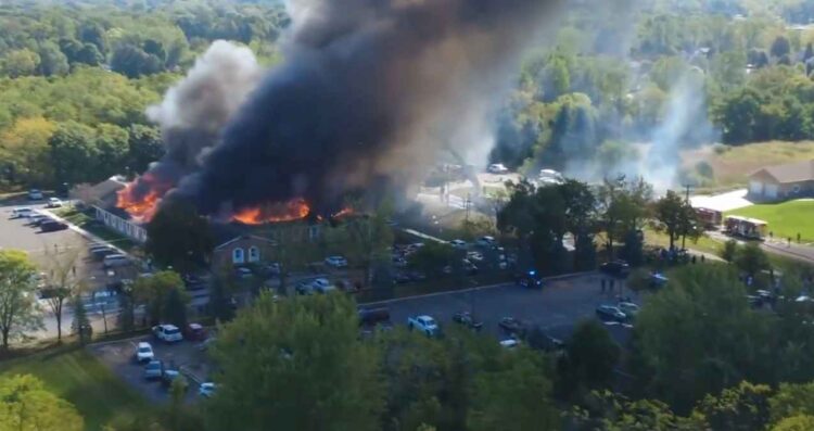 Se incendia iglesia mormona en Michigan tras tiroteo que dejó varios heridos | VIDEOS