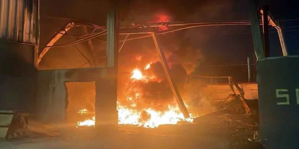 Se registra fuerte incendio en bodega de tarimas en Escobedo, NL