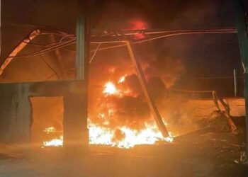 Se registra fuerte incendio en bodega de tarimas en Escobedo, NL