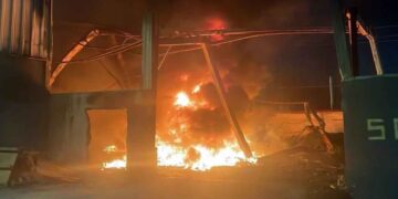 Se registra fuerte incendio en bodega de tarimas en Escobedo, NL