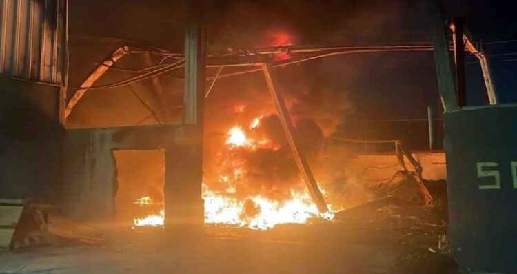 Se registra fuerte incendio en bodega de tarimas en Escobedo, NL
