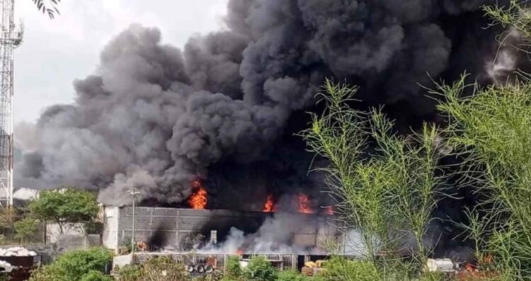 Se registra fuerte incendio en el Parque Industrial en Escobedo, NL