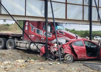 Se salvan de morir tras choque con tráiler en Juárez, Nuevo León