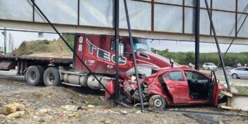 Se salvan de morir tras choque con tráiler en Juárez, Nuevo León